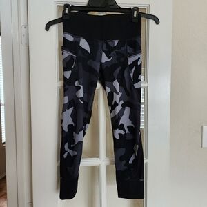 Athleta Women's XS Camo Print 7/8 Leggings with Pockets High Rise Workout Pants